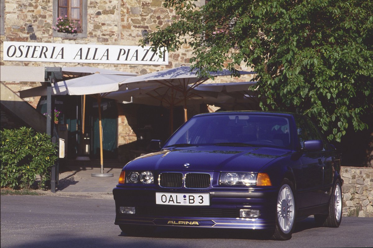 ALPINA SWITCH-TRONIC 1/4
Since 1965 ALPINA has adopted innovative technologies often years ahead of big manufacturers. Setting the trend, B. Bovensiepen had the idea of enabling drivers to manually control their automatic transmission from the steering wheel by means of buttons.