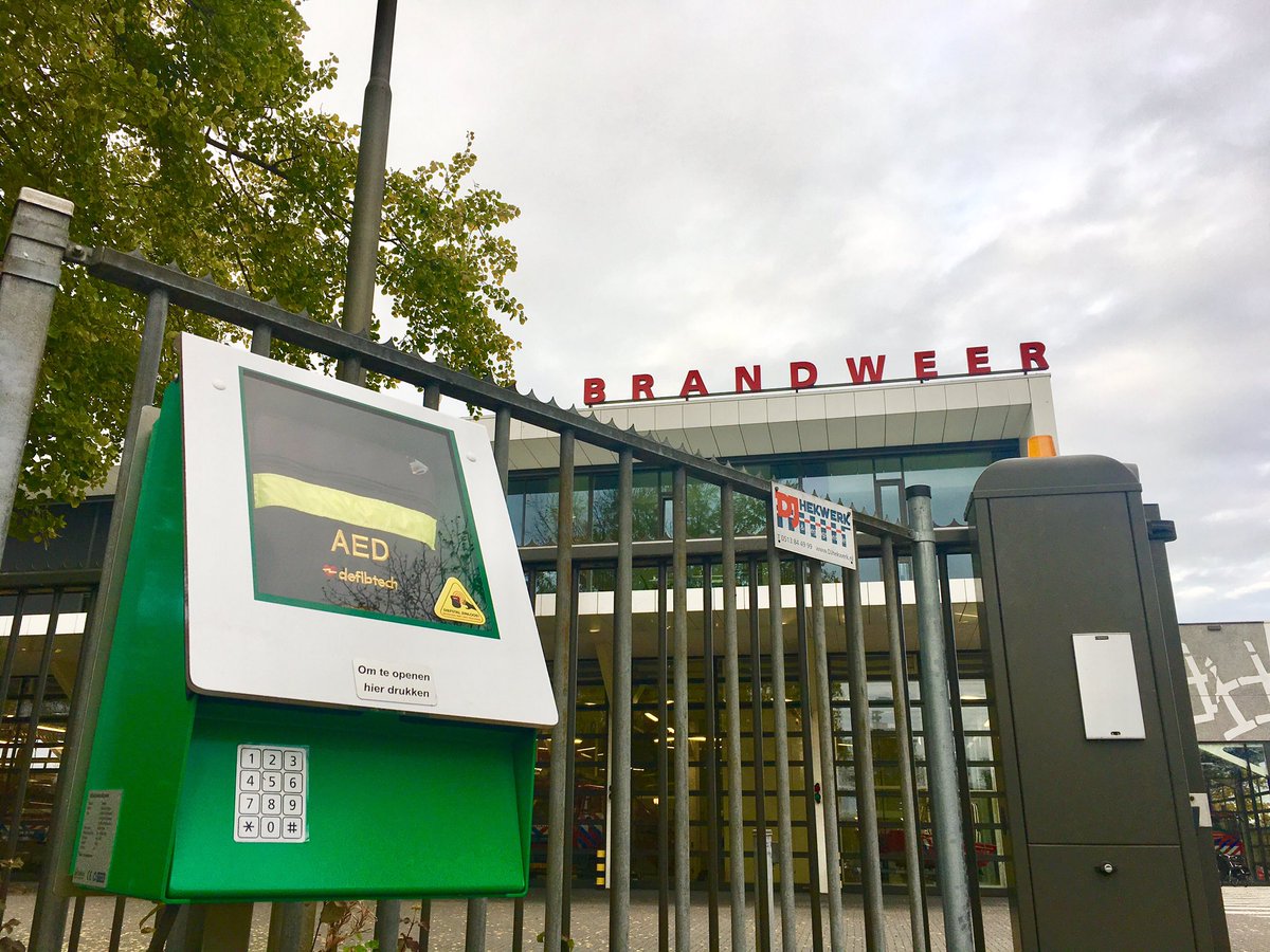 BrandweerFrl's tweet photo. ♥️ Levensreddende AED aan buitenkant 38 kazernes!📍 De eerste minuten na een hartstilstand zijn cruciaal. Burgerhulpverleners kunnen levens redden als ze beschikking hebben over een Automatische Externe Defibrillator (AED). https://t.co/vO1cZNTk51 https://t.co/eFPZz02TFZ