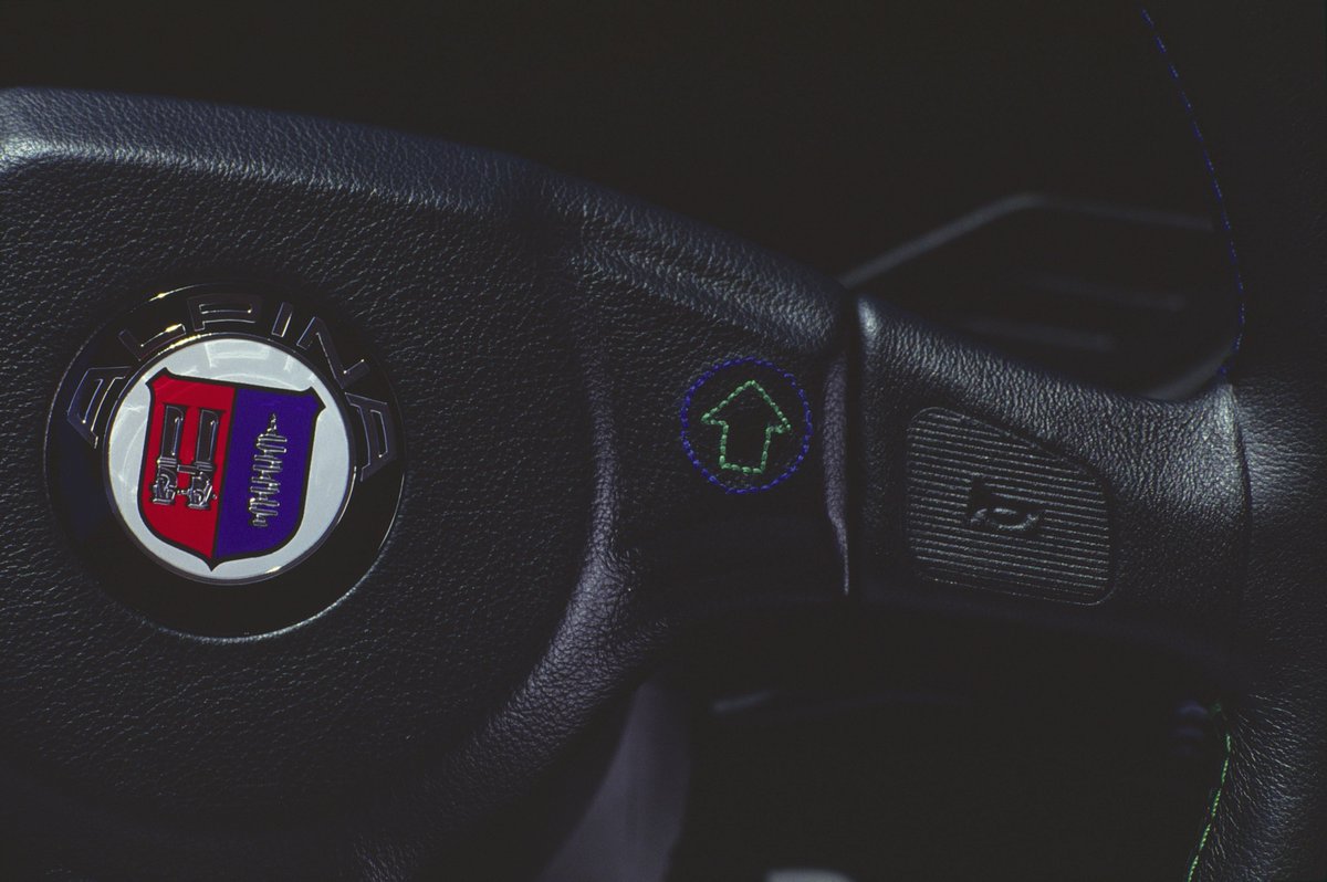 ALPINA SWITCH-TRONIC 4/4
The advantages of the SWITCH-TRONIC were and continue to be the ability of the driver to control the shifting of the automatic transmission as he wishes and in a safe and ergonomic manner directly from the steering wheel.