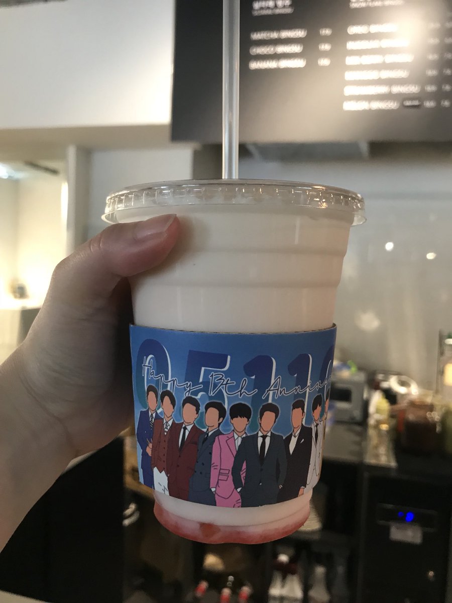 ch_er_yl's tweet photo. Thank you @13lueWorld for putting so much effort just to do well for SJ 13 Anniversary!!! Including the SJ video ad- @ The Heeren,Orchard 💙💙💙 #project13lueWorld https://t.co/u4RKL6mtud