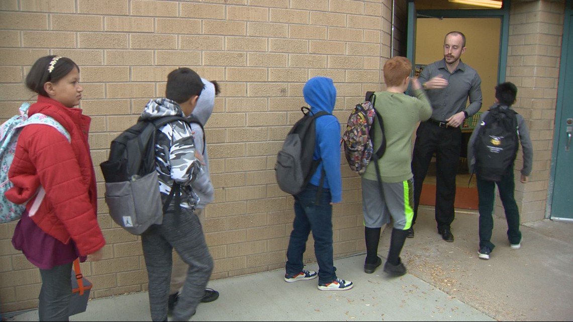 srfgobeavs's tweet photo. Meet the teacher who created a secret handshake with each of his students: https://t.co/uqxQOIavDu https://t.co/J3QAQW1mTy