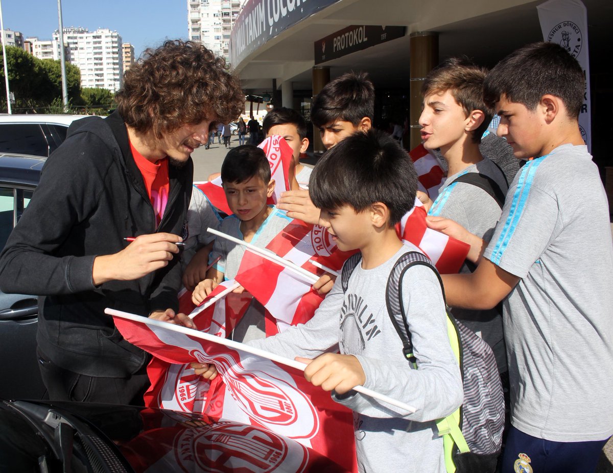 antalyalezzet's tweet image. Antalyaspor’un maçlarını oynadığı Antalya Stadyumu'ndaki 7 esnafın kararıyla her ayın 7'sinde %50 indirim yapılacak. 👏
Kampanya kırmızı-beyazlı sporcuların katılımıyla başladı.

#Tostar #YemenKahvesi #MeşhurDönerciAydınUsta #SimitSarayı #RouteBurger #MokkaCafe #AscuolaPizza