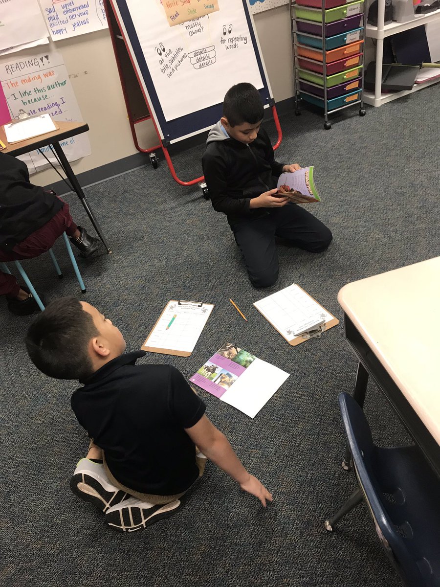 MrsDoyleOE's tweet photo. Working together to complete our text feature scavenger hunt! https://t.co/LxB84uyPUg