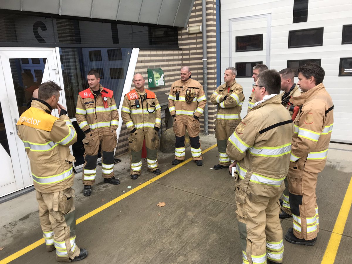 MeijerinkRon's tweet photo. Drukke weken voor de blusploegen van MVK De Kooy. Life Fire Training, team training, AED/BLS herhaling en profcheck On Scène Commander. We hoeven ons niet te vervelen deze periode.  @DHAirport @dhcluchtmacht #marinebrandweer
@Kmslbotc https://t.co/d5VG4AyKkm