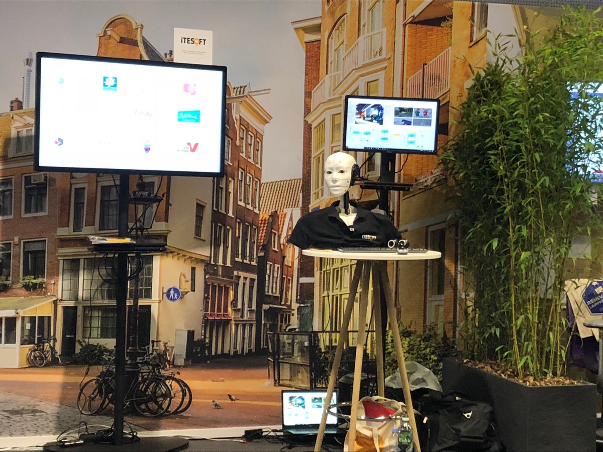 frncsbnnt's tweet photo. Courte pause pour #scapa le #Robot @ITESOFT entre 2 démos #bpm #RPA #documentprocessing #capture sur le salon #MicrosoftExperiences18. Encore une heure pour en profiter. https://t.co/aDGlpvt1Nn
