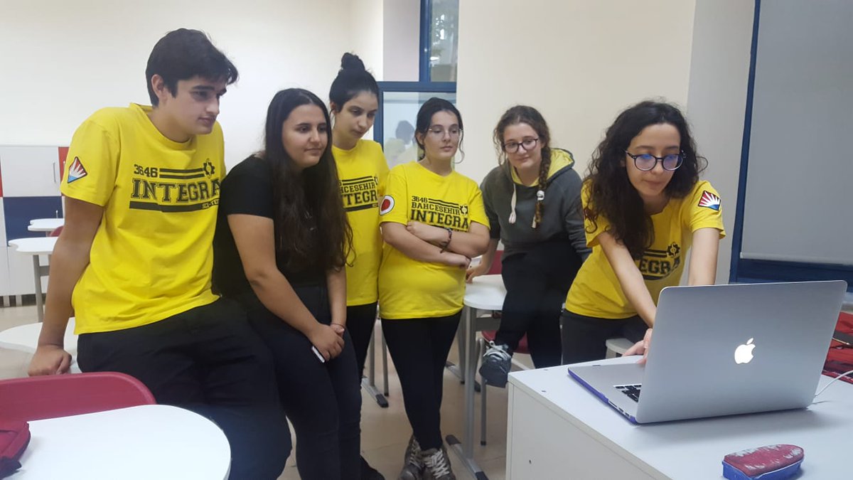 FRC_Integra3646's tweet photo. Bahçeşehir Integra global alanda çalışmalarına yenilerini ekliyor. Bugün Kanada'daki Fulford Academy ile yaptığımız video konferansta,  öğrencilere robotik eğitimi vermeye başladık. Robotik değerlerimizi tüm dünyaya yaymak bizim işimiz, sıradaki hedef Japonya.. https://t.co/uHzOzJHXmA