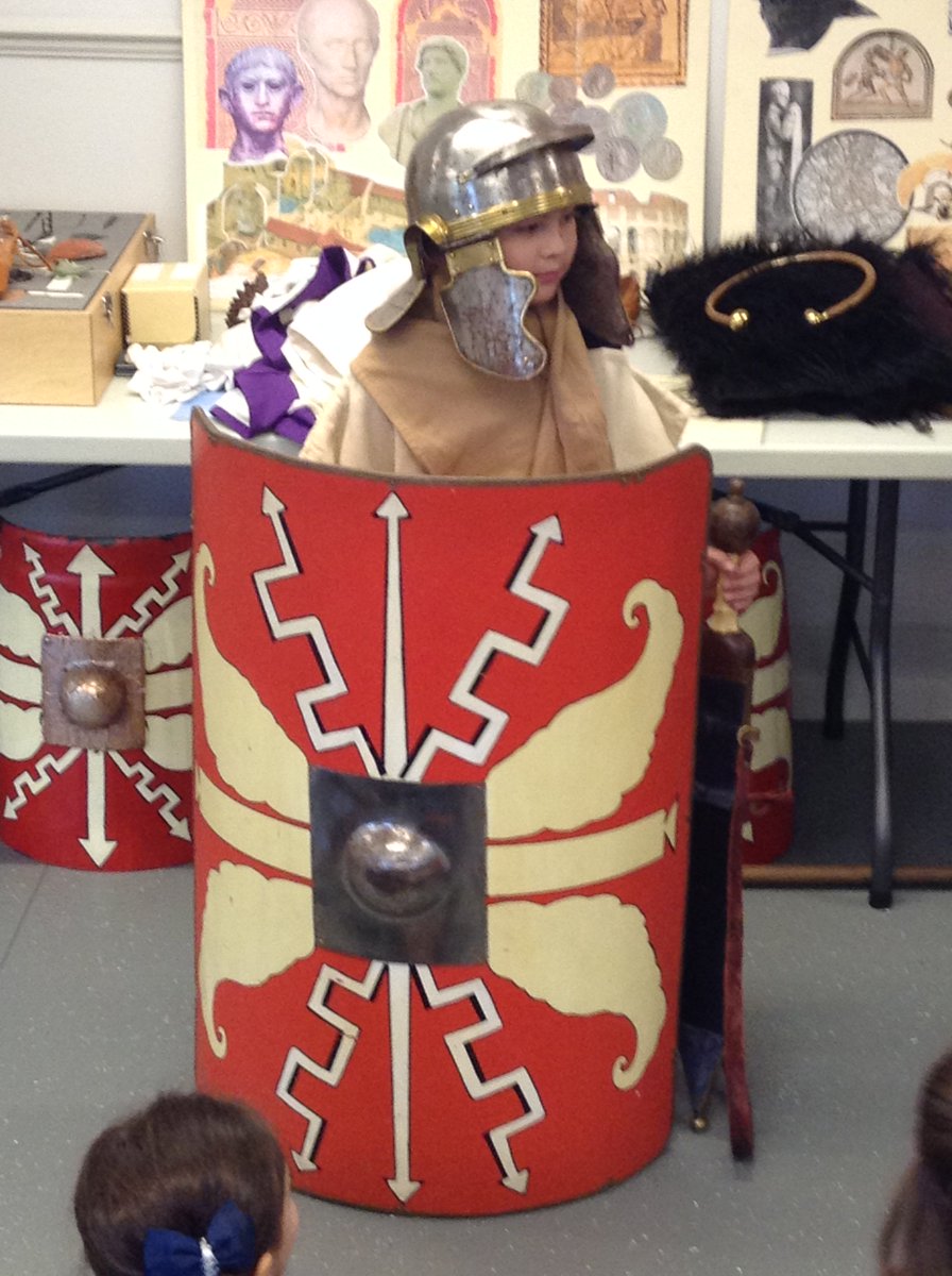 StPauls_primary's tweet image. Dressing, ruling and fighting like a Roman were all on the agenda for today at @Gunnersbury1 #AncientRomans #InteractiveHistory #RomanAround