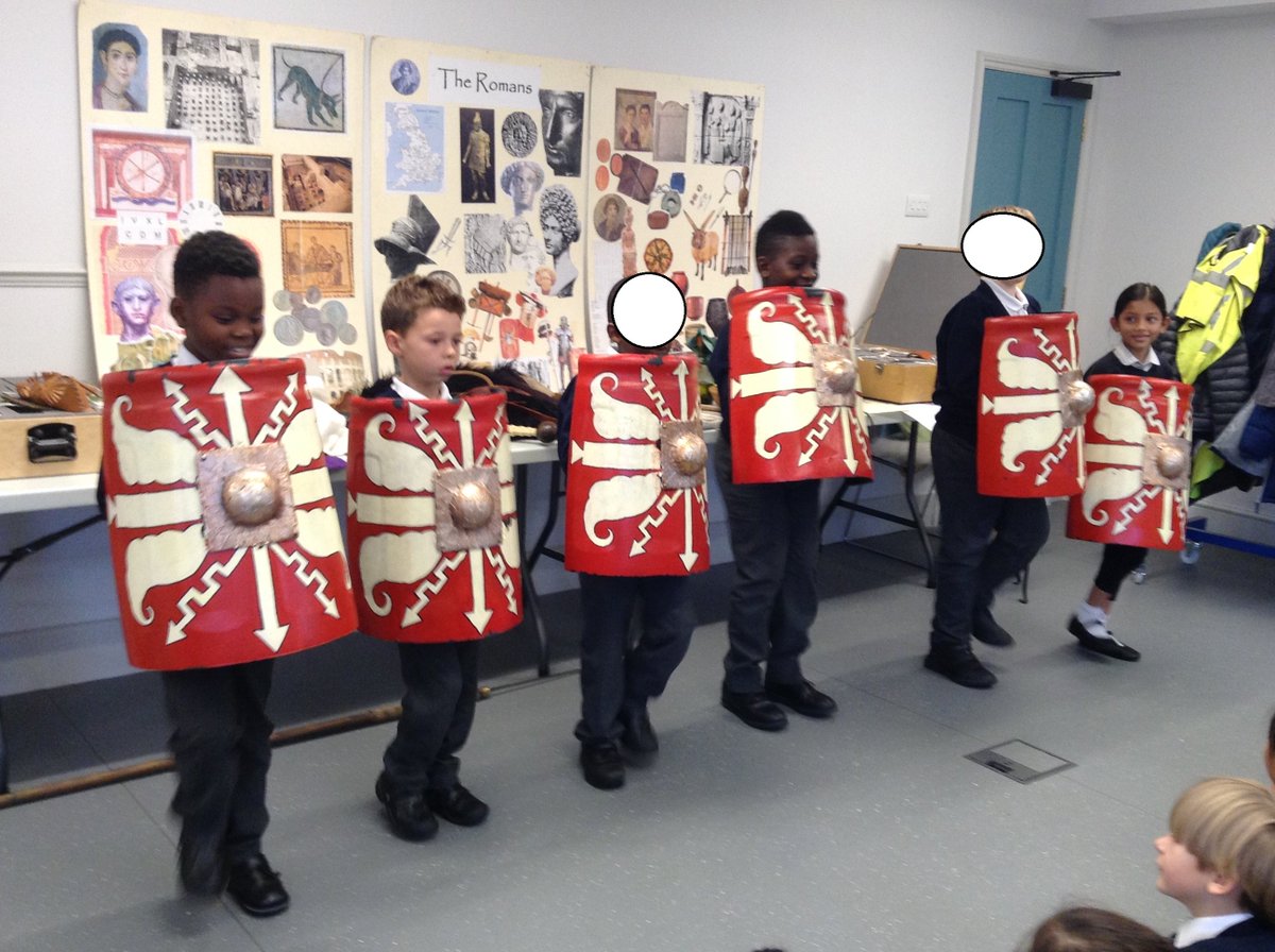 StPauls_primary's tweet image. Dressing, ruling and fighting like a Roman were all on the agenda for today at @Gunnersbury1 #AncientRomans #InteractiveHistory #RomanAround