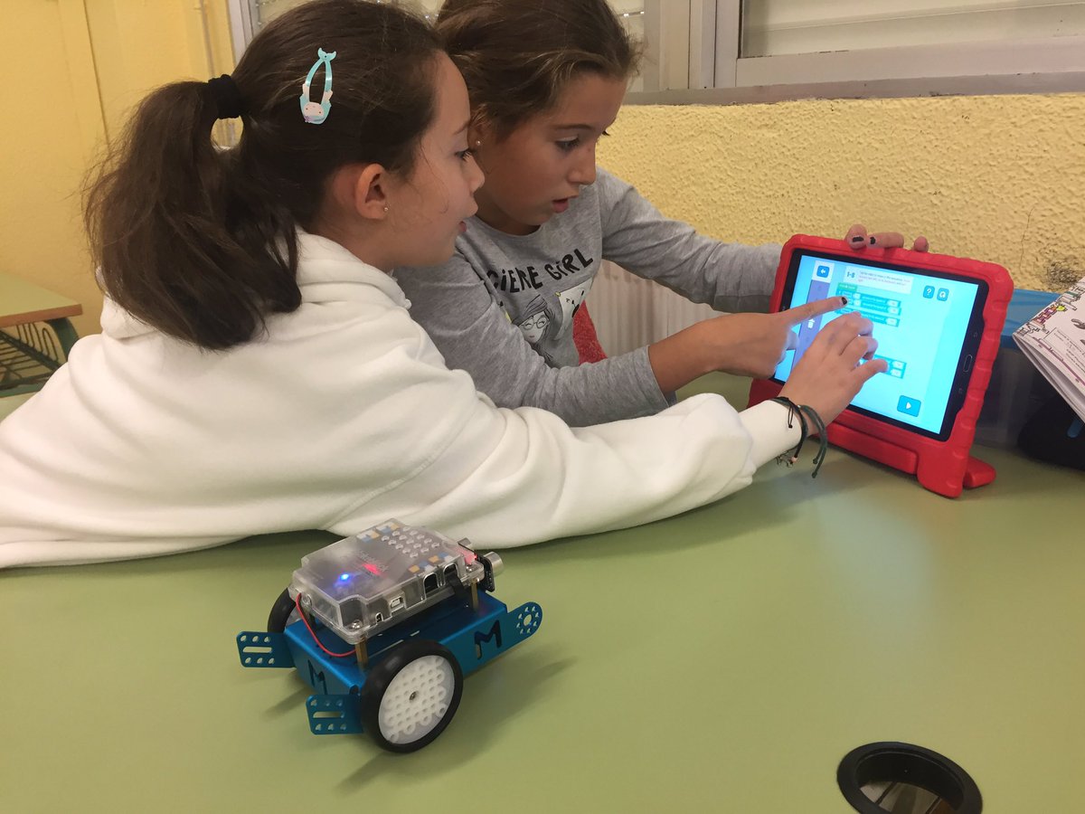 sigueiroschool's tweet photo. Today’s #Robotics lesson with Y4 @mBlock_cc #eusonSTEM #STEAM #STEAMSigu #CodeWeek https://t.co/6H29azlcHm