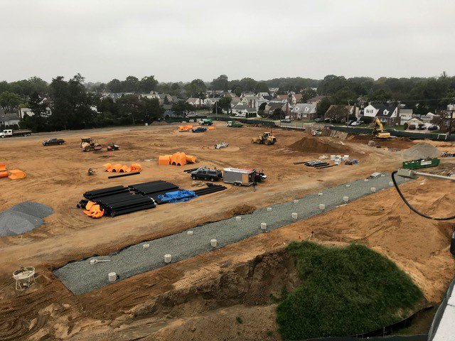 bbs_arch's tweet image. On your mark, get set, go! The running track and synthetic turf are under construction at Valley Stream Memorial Junior High School! @vsnspartans 
#athleticfielddesign #sitecivilengineering #k12design #educationaldesign #architecture #engineering