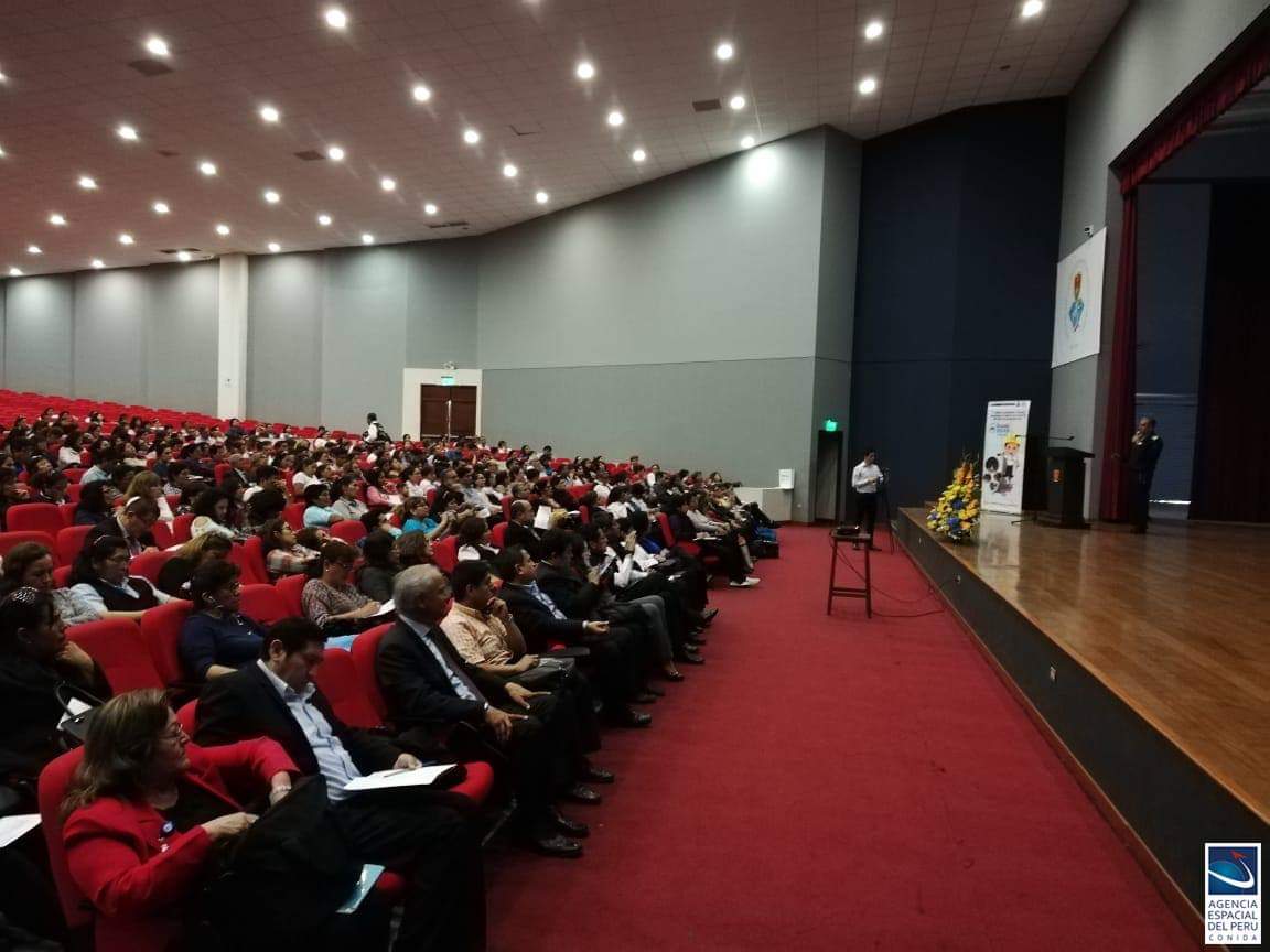 A_Espacial_Peru's tweet photo. El Coronel FAP Edgar Guevara Contreras, Director Técnico del Centro Nacional de Operaciones de Imágenes Satelitales #CNOIS, participó del "I Forum de Seguridad y Defensa Nacional", presentando las Capacidades del Sistema Satelital Peruano #PerúSAT-1🛰 al servicio del país. https://t.co/dflpLHwcD1