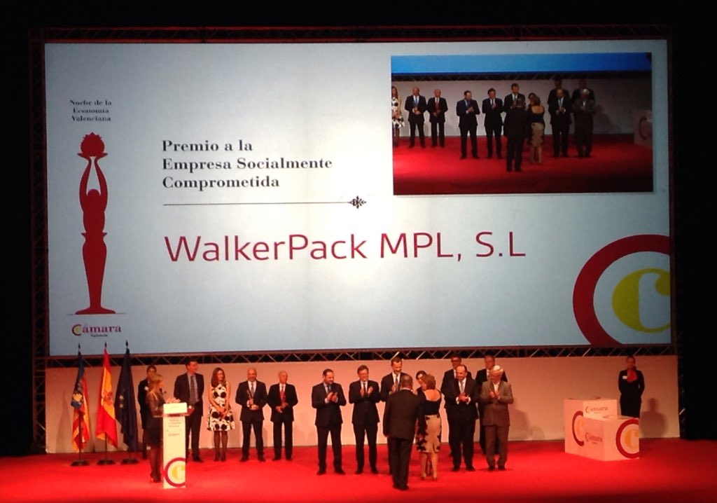 camara_valencia's tweet photo. El Premio Cámara 2018 a la Empresa Socialmente Comprometida lo entrega la Reina a #Walterpack. ¡Enhorabuena! https://t.co/pfBlxSG6j7