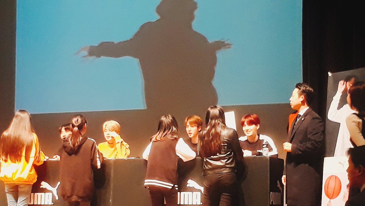 Polmol11's tweet photo. - Taehung: it was our first meeting with you, so we would like to see your smiles, but my heart hurts because you cried.
- Armi: we cried because you are beautiful.
- jungkook: if this is the reason for the tears, then we should cry too
O my god,my heart😭❤
#BTS #JUNGKOOK #V https://t.co/IVwquUYP1O
