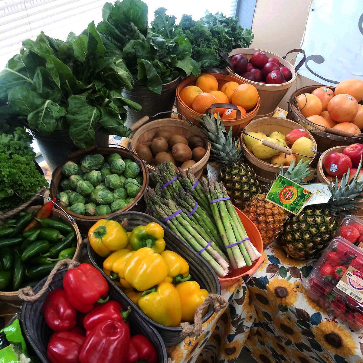 freshmoveschi's tweet photo. Bus is down, so our market is headed inside. We’re at Claretian Associates at 3201 E 91st Street from 11-1pm and Howard Brown Health Center at 641 W 63rd Street from 2-4pm today! Come see us! https://t.co/DE1P0RBzz4