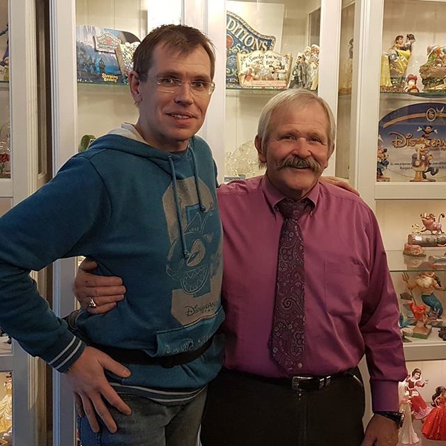 DLPcelebration's tweet photo. It was so awesome to meet Jim Shore.
#JimShore #disneyana #disneyfan #event #signing #disneycollector #disneylegend #Ernesco #disneyphoto #instadisney https://t.co/0gFKOrlm9K https://t.co/iy5lOVKuQn
