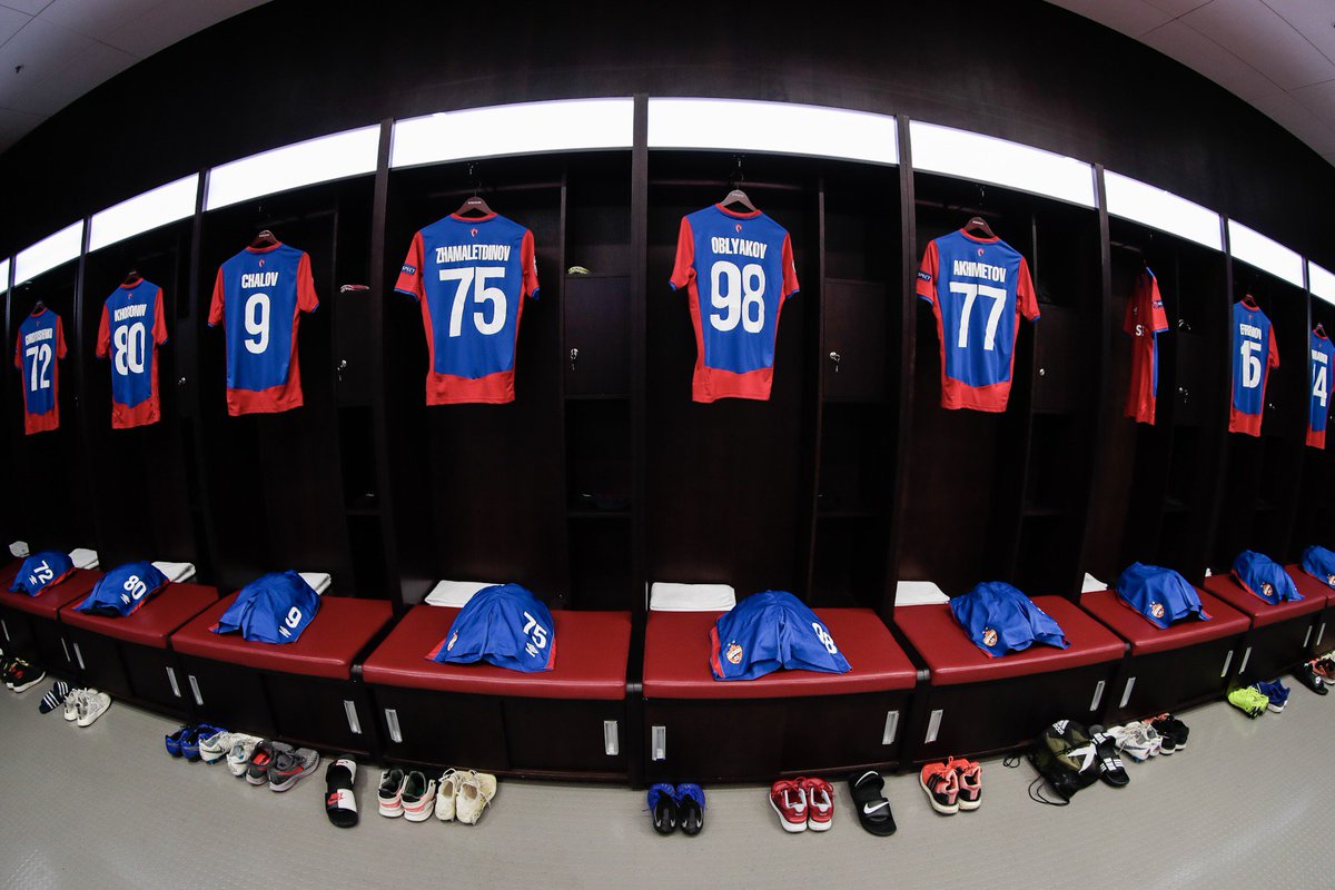 раздевалка футбольных команд. футбольная форма на стене. раздевалка локомотив калининград. раздевалка футбольных команд. раздевалка футбольных команд.