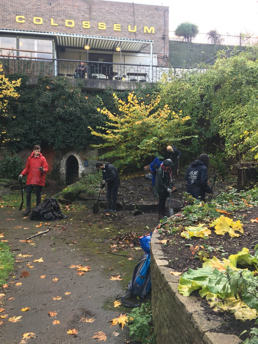 EdibleBristol's tweet photo. Amazing work at our #ediblepark, the Quakers Burial Ground today!! Thanks so much #rootscommunity!! https://t.co/c2XnsXbHSw