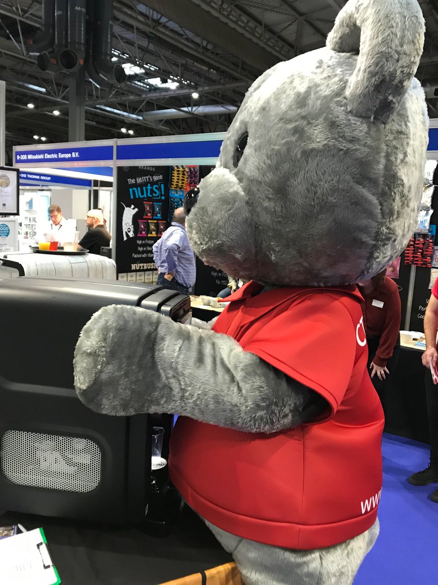 genjuices's tweet image. IT’S NATIONAL HUG A BEAR DAY and Arty the bear from @CustomToysUK is enjoying a squeeze from generationJuice stand 9-412 #FamilyBiz #ArtyNEC #DestinationBiz #refresh