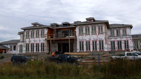 cbcnewsbc's tweet photo. City of Richmond votes in favour of limiting mega-mansions on ALR land https://t.co/HrKIjkPB0H https://t.co/f1nrMa3Irb