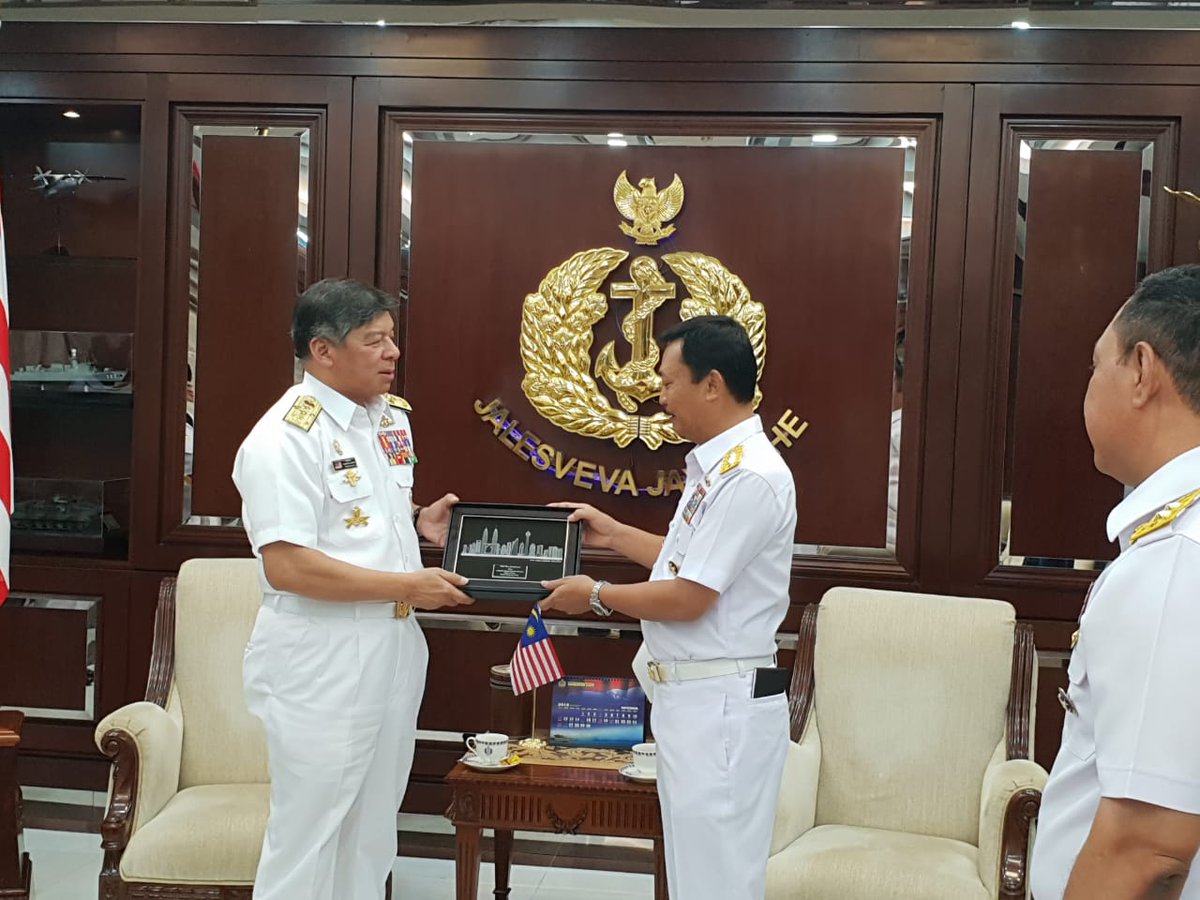 mykamarul's tweet photo. Thank you Pak @ryamizard_r, KASAL Pak Siwi and Indonesian Navy TNI AL for the great support for #RMN #DefenceDiplomacy https://t.co/eFN3pdg3qV
