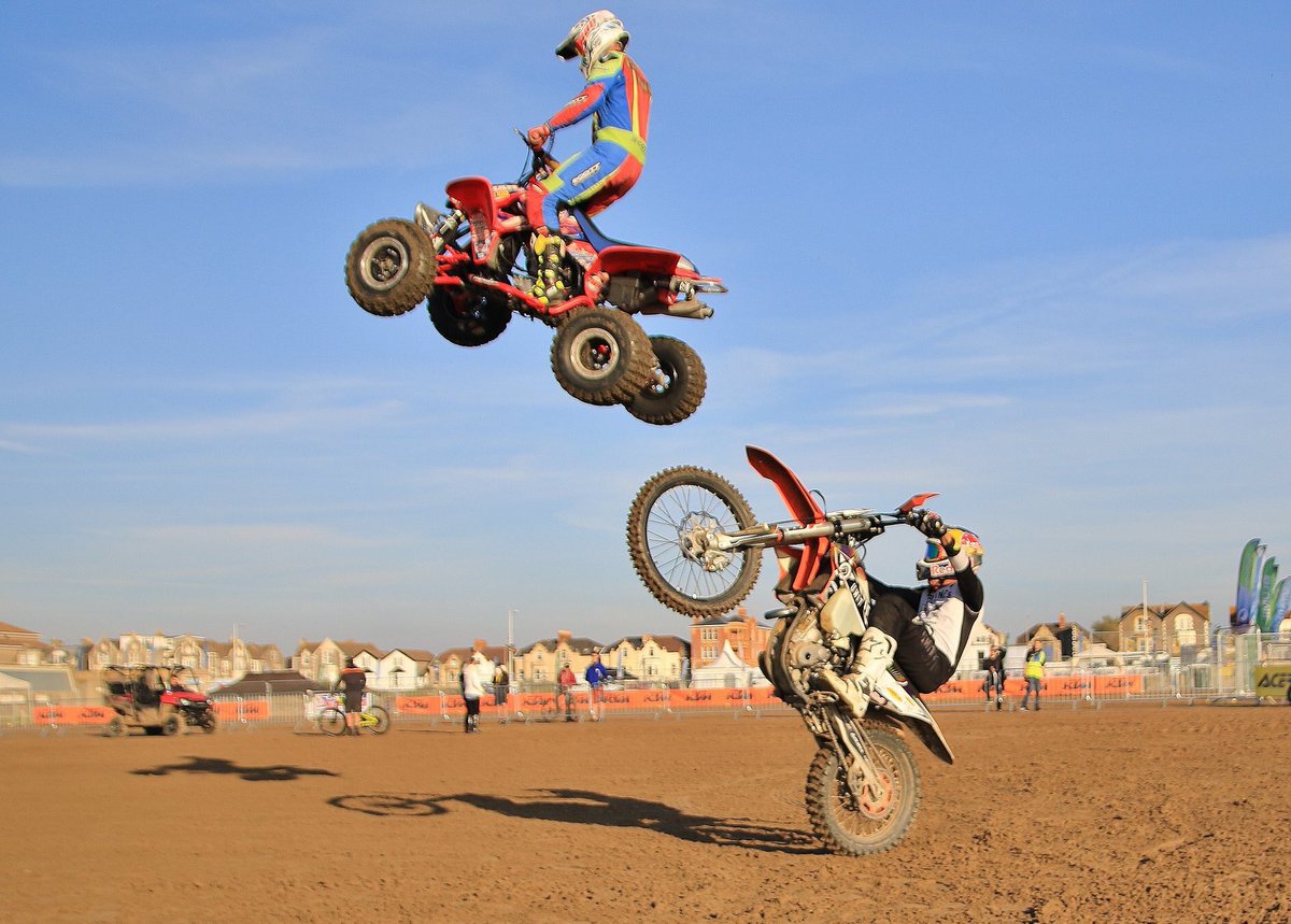 4Hannam's tweet photo. Wheelie Wednesday with @robbie_maddison #wheeliewednesday #wheelie #wheelies @HondaUKPower
#paulhannam #robbiemaddison #Hondatrx #Honda #ridered #hondauk #quad #quadracing #quads #quadmx #stuntriding #trickriding #stuntshow #stuntteam #stunt #stunts #paulhannamstuntentertainment https://t.co/juDsYyrjzs