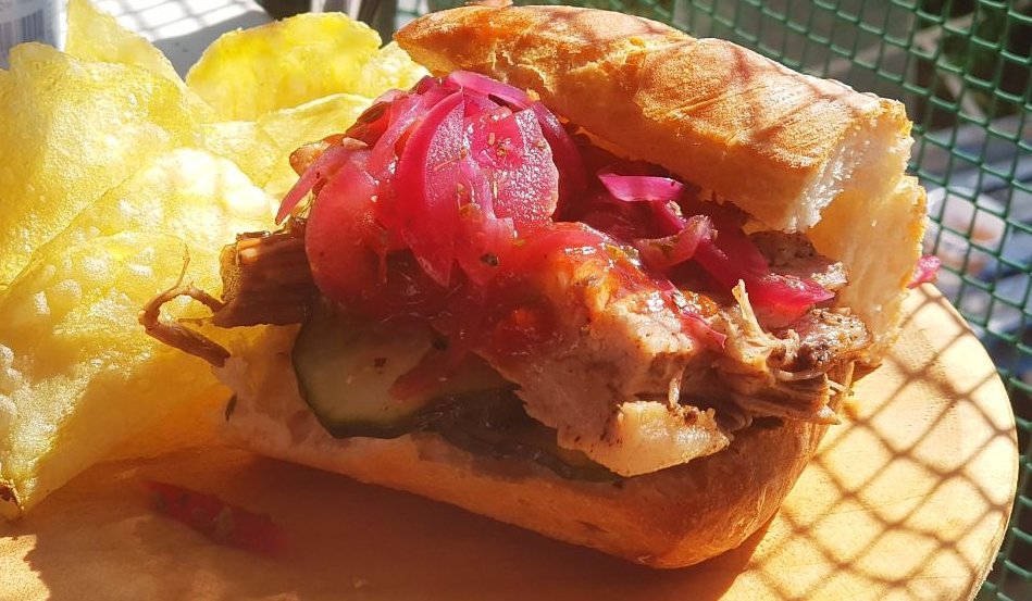 Colmaodelcura's tweet photo. Bocadillo de pan campesino con Pulled Pork y encurtidos caseros. https://t.co/zXhJsMx1ot https://t.co/3Z5vDRqN7n