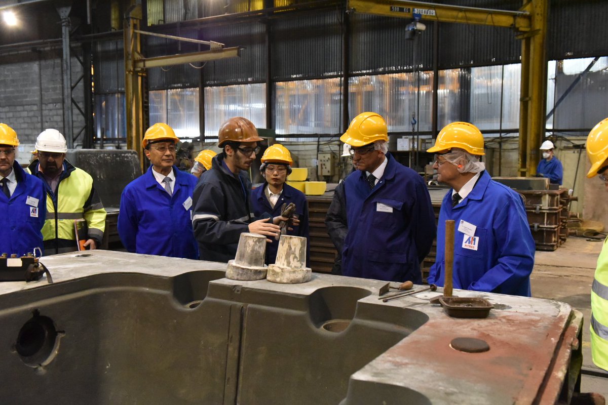 RegionNormandie's tweet photo. Visite de @ManoirIndustrie à #Pitres : Avec l’aide de la Région #Normandie, Manoir Industries investit pour se moderniser et se développer à travers une prise de participation dans #Metalvalue Powder ➡️ https://t.co/i7LbhlSEjr https://t.co/YCYy0FBYZT