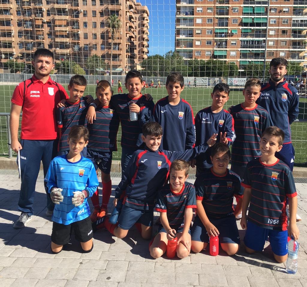 UDAldaiaCF_Base's tweet image. 📷 ⚽️ | El grupo del Alevín E con sus monitores Álvaro Montesinos y Raúl Blázquez antes de su partido del sábado.
#laUD #rojito 🔴🔴🔵⚽️