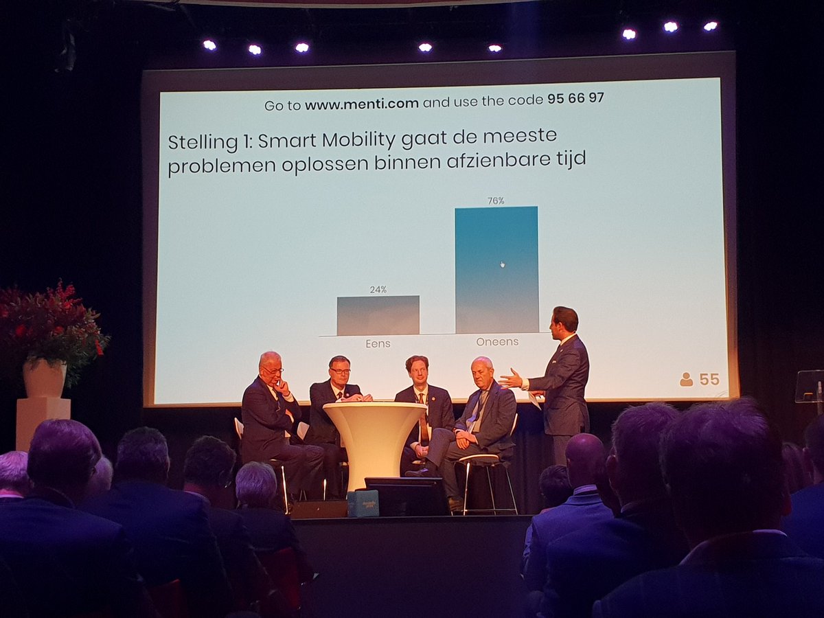 floorvermeulen's tweet photo. Tijdens de @VNDelta conferentie ging ik in gesprek over het belang van sterke corridors. Conclusie: #corridor ontwikkeling vergt inzet op een robuust en slim multimodaal netwerk. @VNDelta #CorridorWeek #1eurodelta https://t.co/i5hvgrtCVB