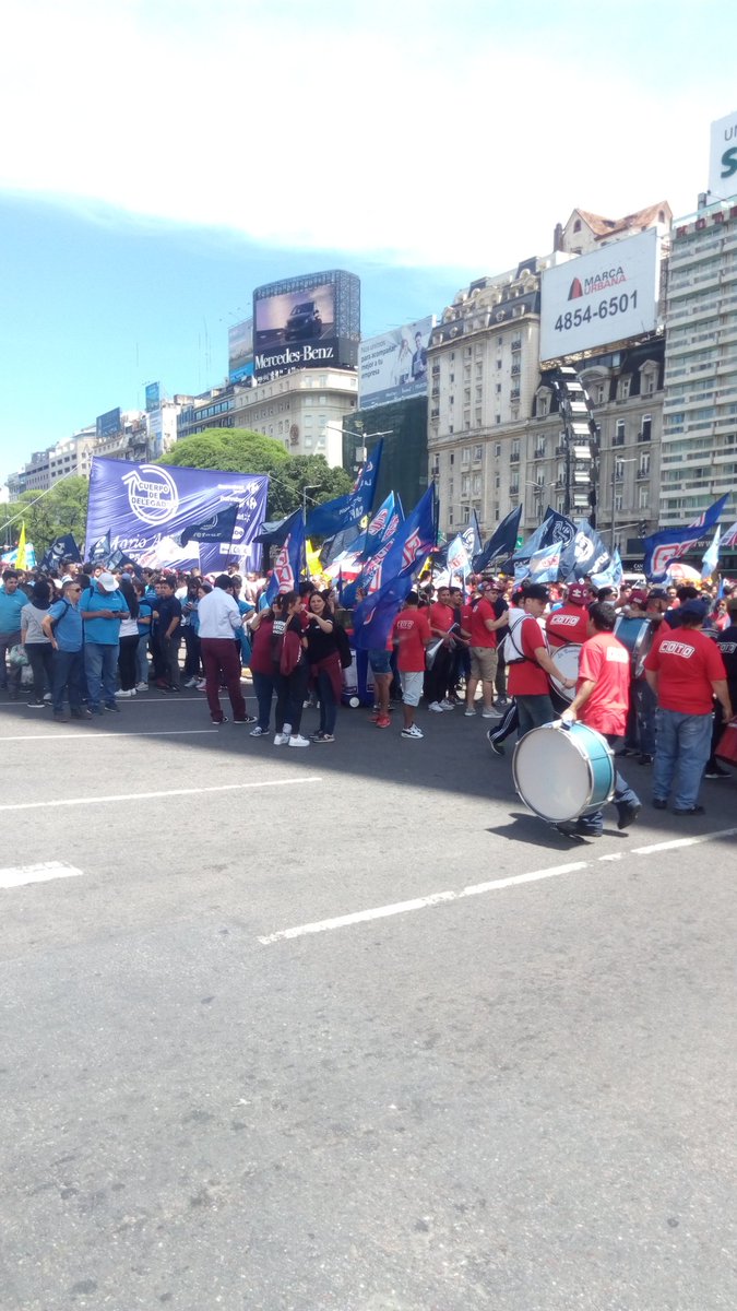🚨💥 #AHORA. 
Trabajadorxs de comercio cortan la 9 de julio en reclamo de reapertura de #paritarias. Encabezados por (@RamonMuerzaSEC) la oposición del gremio mercantil gana las calles y profundiza el conflicto en el sindicato mas grande del país.
#cavalieri #muerte #CORRUPCION
