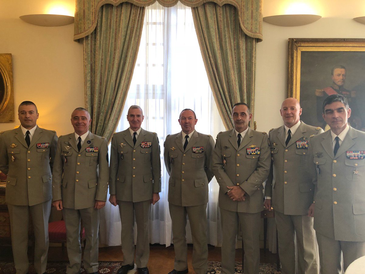 armeedeTerre's tweet photo. Autour du @CEMAT_FR, se réunissait hier le comité stratégique avec le MGAT, le DRHAT, le COM FT et le DC SIMMT, plus le général Hogard, IGA-T.
Instance de réflexion, d’échange et de décision, le #COSTRAT définit la ligne stratégique de l’@armeedeterre https://t.co/coOufp9Xiw
