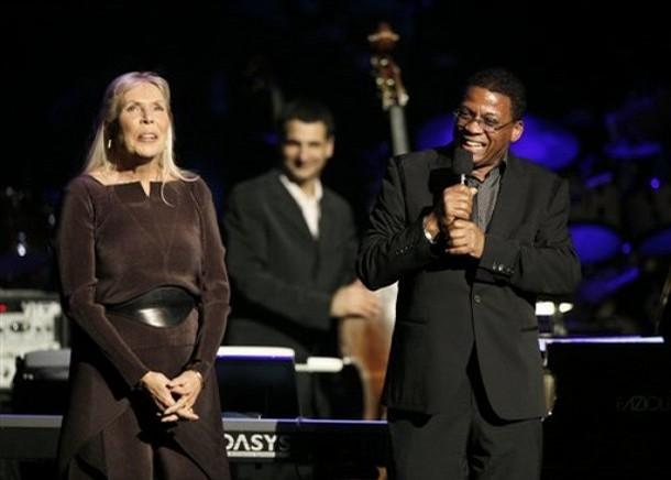 silenciojazz's tweet photo. #HerbieHancock se llevaría un Grammy a casa por River: The Joni Letters, álbum homenaje a su gran amiga 
#JoniMitchell quien cumple años hoy. 
#HerbieHancockEnColombia -> https://t.co/RfvGd3Ht5h https://t.co/bC82J4nbBn