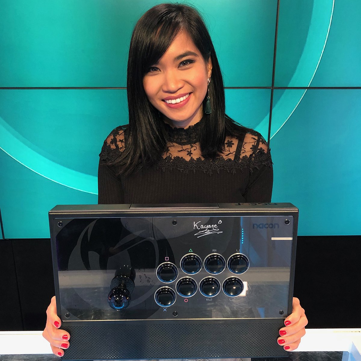 gameone's tweet photo. RT pour tenter de gagner un stick arcade Nacon Daija dédicacé par @Kayane ! 
Fin du #concours et tirage au sort le 14/11/18 à 17h30 https://t.co/ag7XLAnyRY