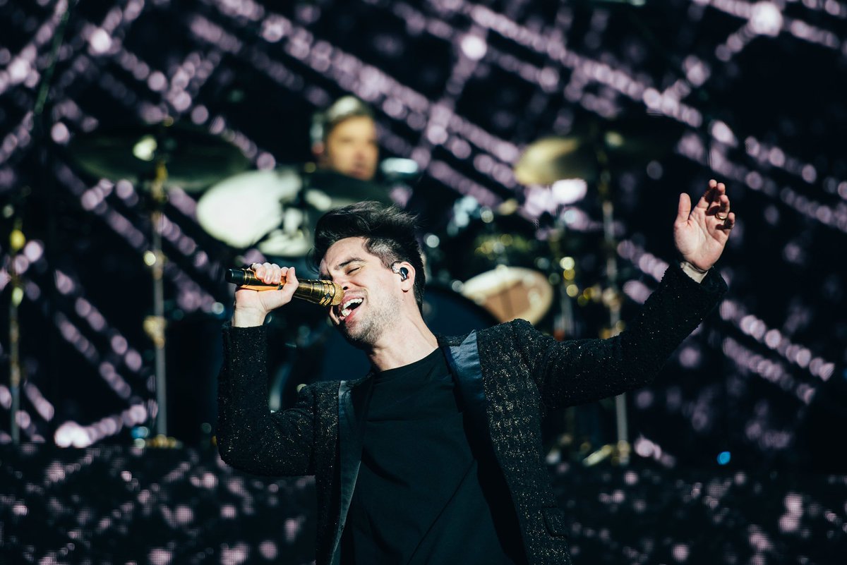 OfficialRandL's tweet photo. "Hey look ma, I made it,
Everything's comin' up aces, aces" 💅💅
@PanicAtTheDisco #RandL18 https://t.co/gwb8E97q7k