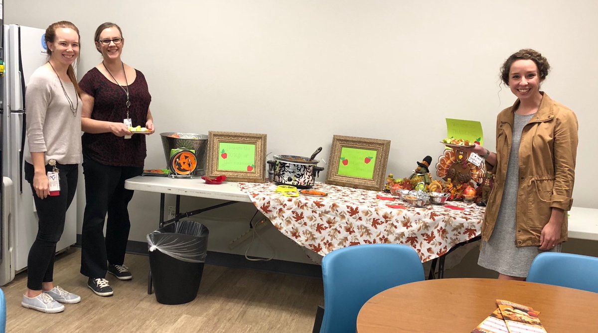 HollyGoTweets's tweet photo. Yale’s teachers are the ‘Core’ of our success! Carmel apples anyone? #RISDGreatness #FallGoodies https://t.co/tcE4U0E7Wz