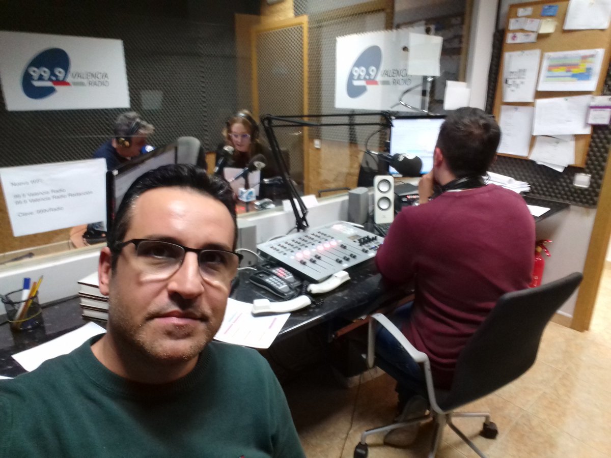 SoyPacoCrespo's tweet photo. En unos minutos entro en directo en la @999vlcRadio. Conoceremos varios ciclos de charlas y seminarios programados por la Fundación QUAES @FQuaes. https://t.co/M9dazWDQgi