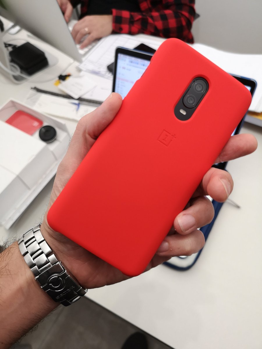 Primo giorno con il #OnePlus6T 

Ho scelto la cover rossa ❤️ la più bella secondo me! Nei prossimi giorni vi parlerò meglio di questo smartphone che già mi aveva colpito il giorno del suo lancio e sono sicuro confermerà le aspettative! 😍

#Prodottofornitoda #OnePlus <a href="/OnePlus_ITA/">OnePlus Italia</a>