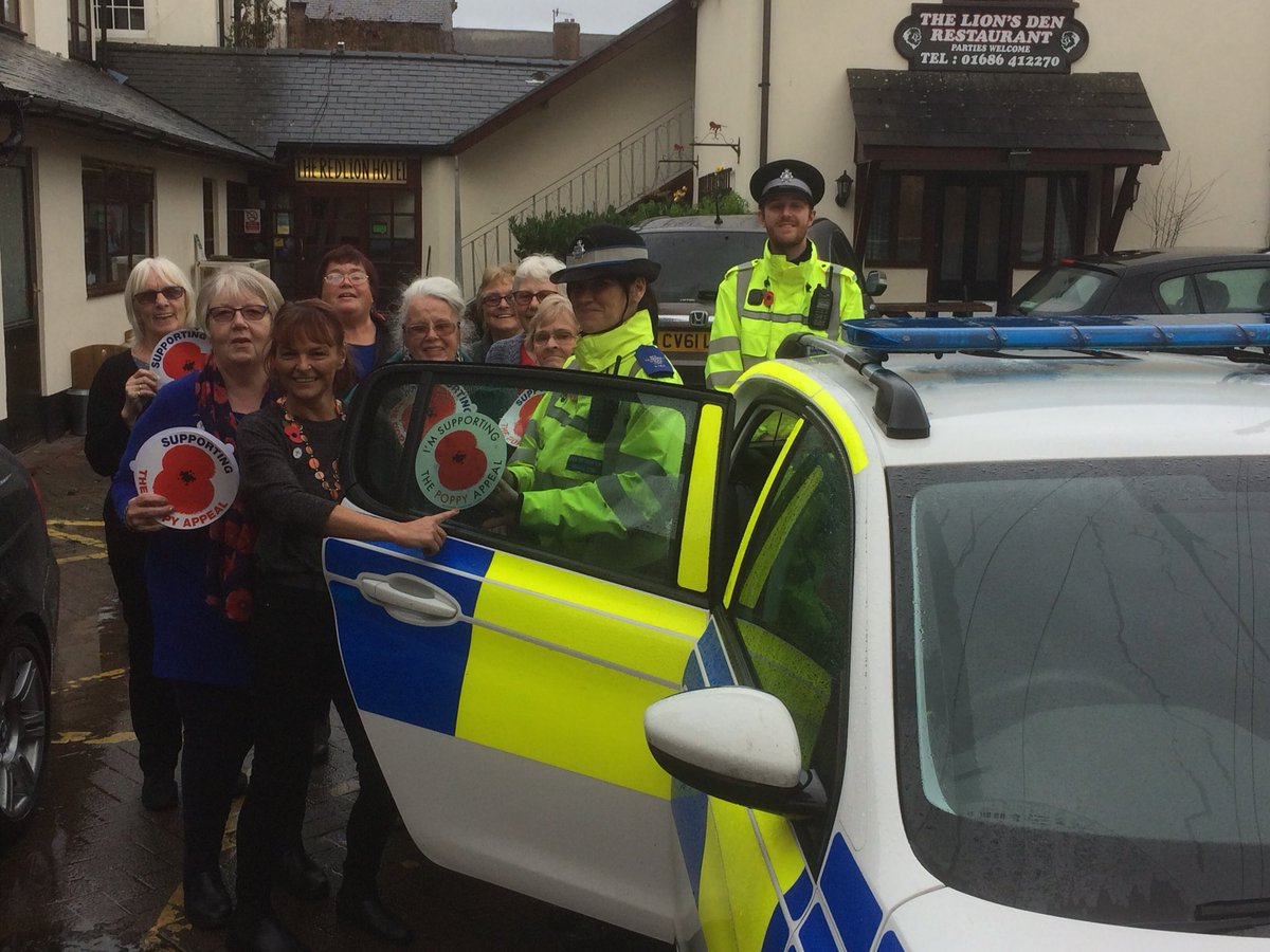 trudydavies1964's tweet photo. HOW MANY RBL LADIES CAN YOU GET IN THE BACK OF POLICE CAR?? #POLICE #PoppyAppeal #Llanidloes #TurnTheTownRed #CountdownToPeace #IAA18 #Derektheweather #Legion https://t.co/m9bt7StpJN