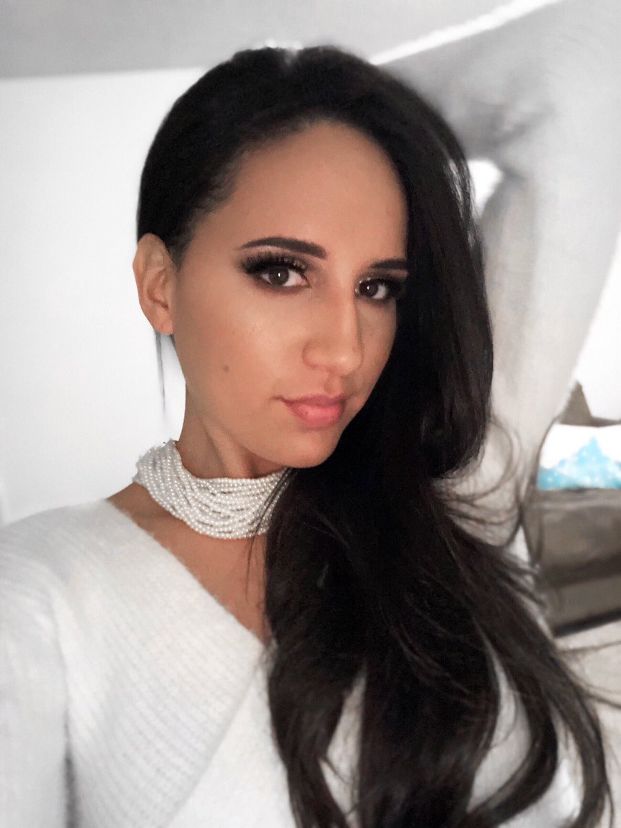 journalistajann's tweet photo. My favorite makeup product is the Diorskin Forever Perfect foundation. It leaves my skin smooth with a flawless complexion. What's your go-to makeup product?
•
#trianglestyle #miamiblogger #fallfashion2018 #fashionwriter #fashionjournalist #beautybloggers #makeupoftoday https://t.co/dKnOA1PEX6