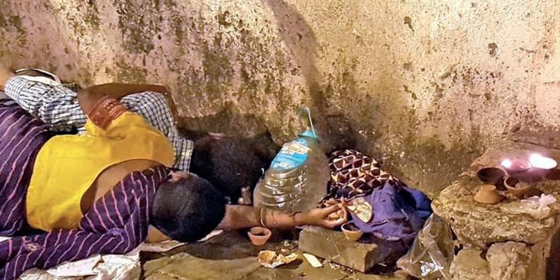 hvgoenka's tweet image. This couple, rag pickers live on this footpath. Today on diwali day they lit a few diyas to celebrate the joy of the festival, right on the footpath they call home and went to sleep. Touching !!
@hemantmorparia