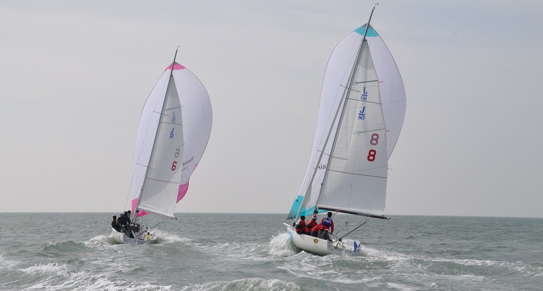 FFVoile's tweet photo. 📰  Les 1️⃣0️⃣ meilleurs jeunes talents Français 🇫🇷 en Match-Race ont rendez-vous à Pornichet du 16 au 18 Novembre pour leur Championnat de France Espoirs ! Des beaux duels à venir sur les J80 de l'@APCC_Com 🤩
➡️ A lire ici : https://t.co/9NlEZAIkat https://t.co/mkqHyG6D0Y
