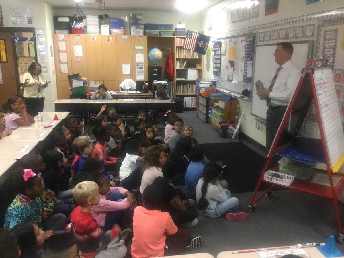 Jniferjuniper99's tweet photo. Gammon Elementary 2nd Graders get a celebrity visit to learn about the water cycle today! #marklarson #kwchchannel12 https://t.co/z55z1256n1