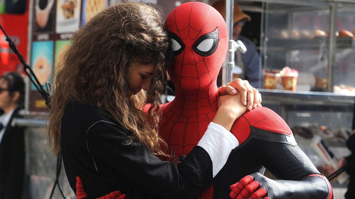 feliciahsrdysx's tweet photo. The first Teaser Trailer of 'SPIDER MAN FAR FROM HOME' expected to drop alongside the release of Sony's animated Spider-Man: Into the Spider-Verse. https://t.co/FkoJqhGBkG