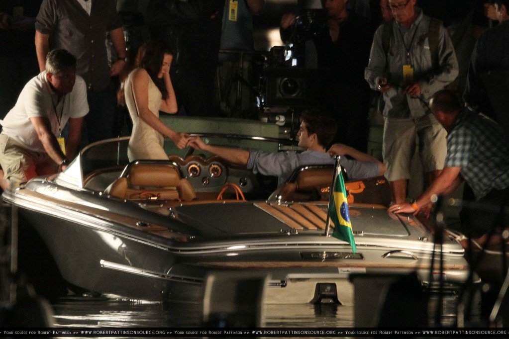 _alicestew's tweet photo. November 7, 2010 - Rob and Kristen on the set of Breaking Dawn I https://t.co/Cegu5GJlkN