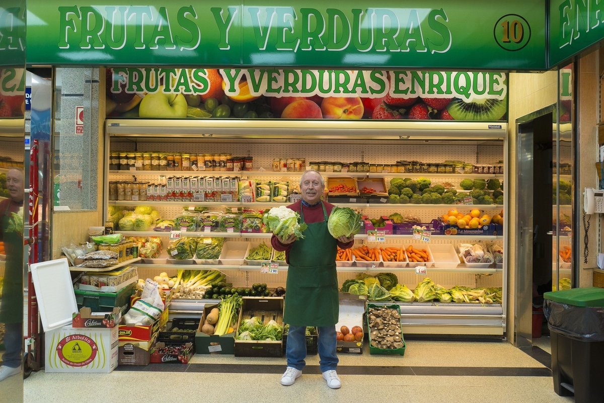 Enrique Lopez 😍, viejo conocido de los seguidores de Mercado de Ibiza 😊 Es ese que, además de ofrecernos lo mejor 🍅🥝🍒 nos revienta las redes cada vez que sale. ¡Un gran abrazo Enrique! 😊
#Restaurante #Mercado #Madrid #Conócenos #Team #Fruta