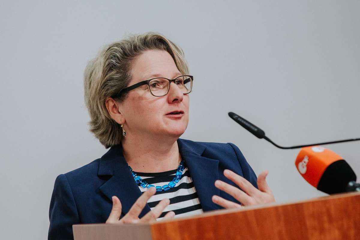 Umwelt- und Klimaschutz lassen sich nicht mehr durch punktuelle Verbesserungen erreichen. Wir stehen vor einer tiefgreifenden Transformation, was unsere Gesellschaft vor enorme Herausforderungen stellt – aber ihr auch riesengroße Zukunftschancen eröffnet.