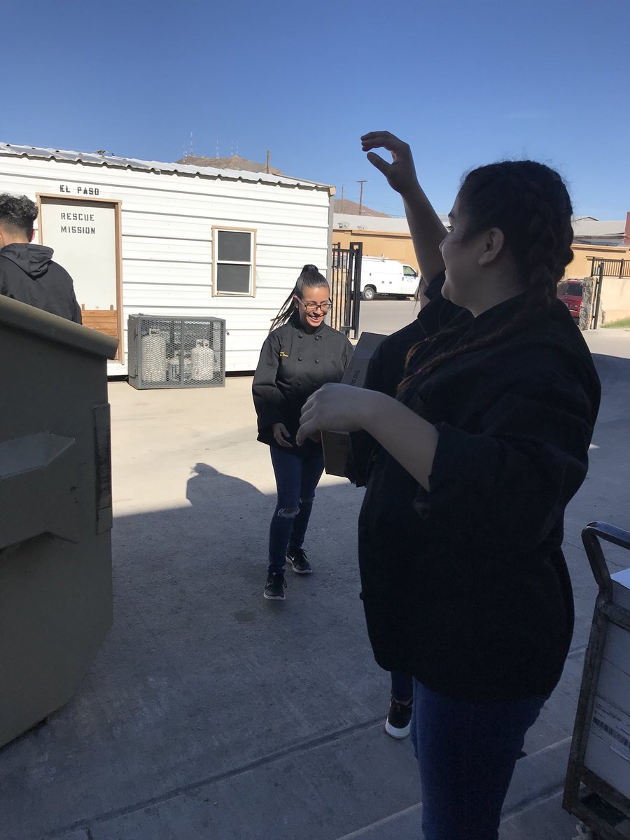 Chef_Ortiz29's tweet photo. Today our advanced culinary will  be volunteering at rescue mission El Paso #SEHSthebest #soaringwithpride #mychoiceatSEISD #culinaryarts #communityservice https://t.co/kax8AzJkFD