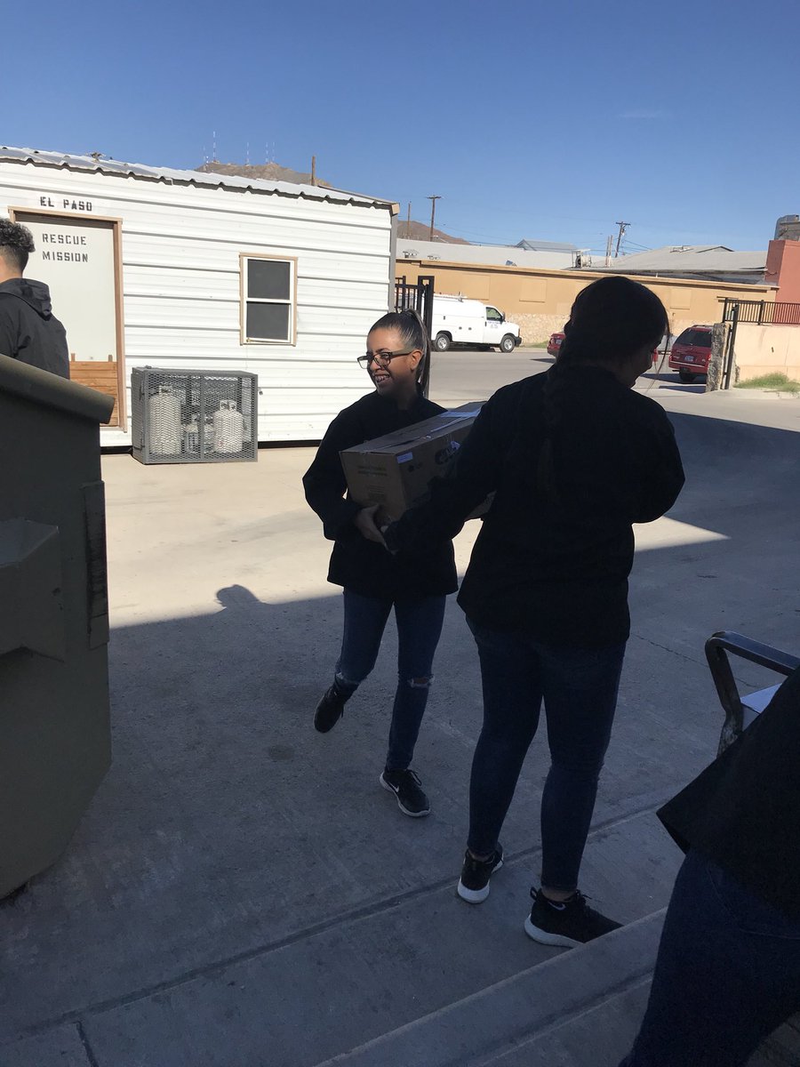 Chef_Ortiz29's tweet photo. Today our advanced culinary will  be volunteering at rescue mission El Paso #SEHSthebest #soaringwithpride #mychoiceatSEISD #culinaryarts #communityservice https://t.co/kax8AzJkFD