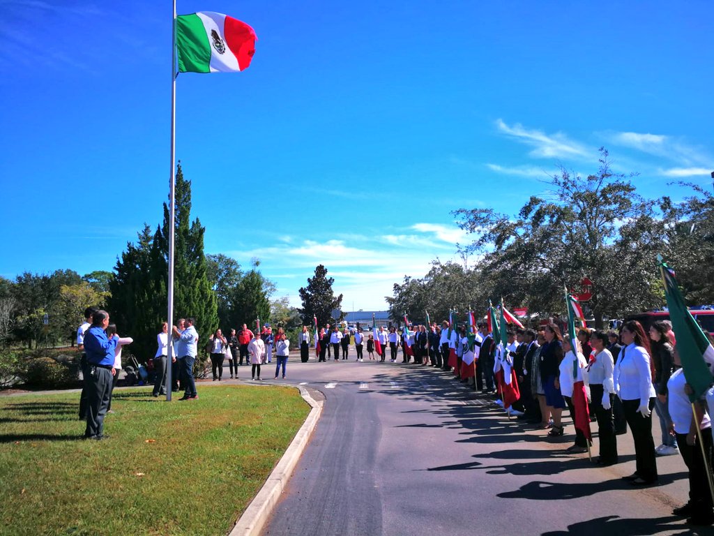 Juansabinesg's tweet photo. En nombre de las organizaciones promigrantes aliadas de la comunidad mexicana en Florida, le entregué al General Secretario de la SEDENA Salvador Cienfuegos Zepeda un agradecimiento por su decidido apoyo para el abanderamiento de esas 20 organizaciones. https://t.co/kVnvyhuIVw