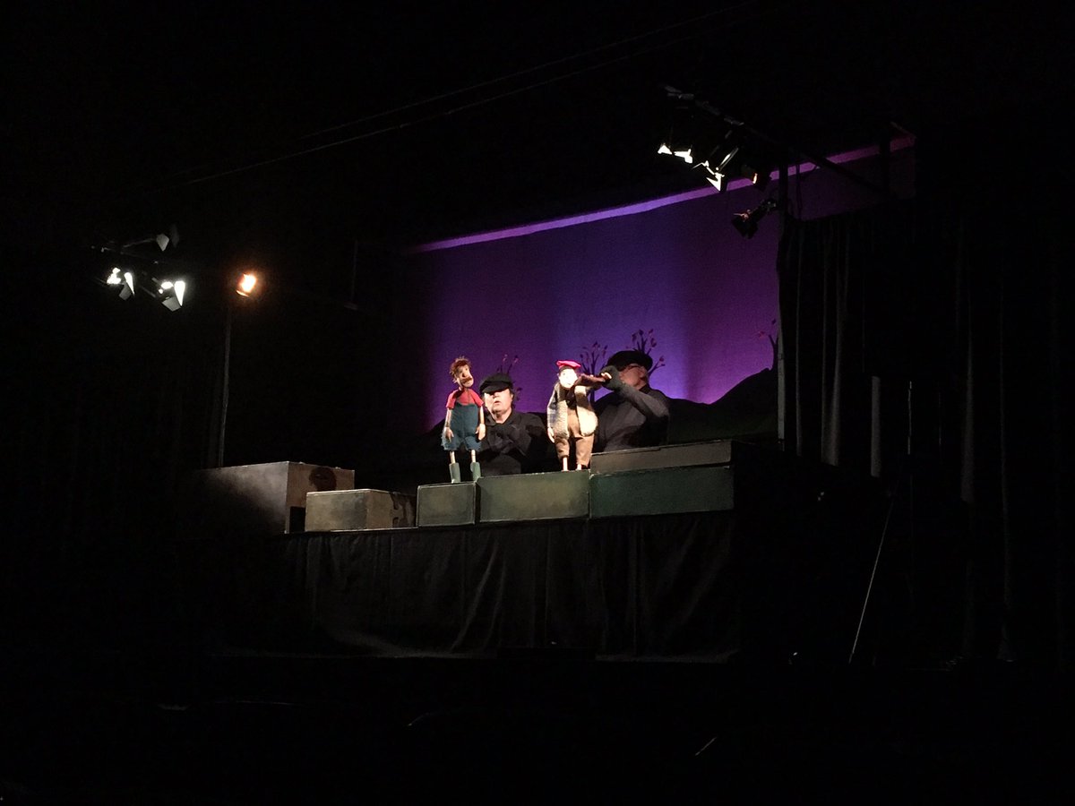Eli_ZMont's tweet photo. Aquest matí hem vist l’espectacle de titelles ‘En Jan Tot-li-fan’ a l’@ateneu_vdm. Un camí ple d’aventures i descobriments on, en Jan, va aprenent moltes coses! @escolanorai #EstaquirotTeatre https://t.co/4QD4NUWlQe